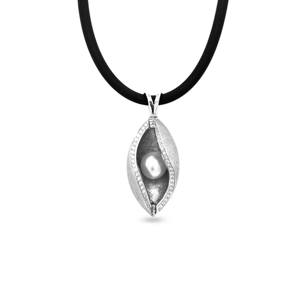 JORG HEINZ 18CT WHITE GOLD PEARL AND DIAMOND 'MAGIC PENDANT' (Image 1)