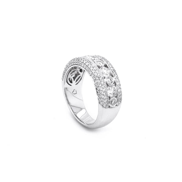 18CT WHITE GOLD AND DIAMOND CHANNEL RING (Image 3)