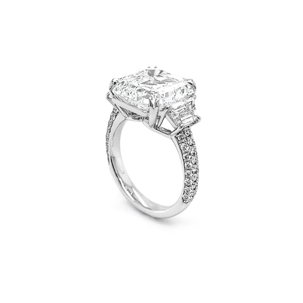 8.01CT ASSCHER CUT, TRAPEZOID AND ROUND BRILLIANT CUT DIAMOND RING IN PLATINUM (Image 5)