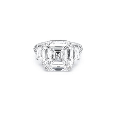8.01CT ASSCHER CUT, TRAPEZOID AND ROUND BRILLIANT CUT DIAMOND RING IN PLATINUM
