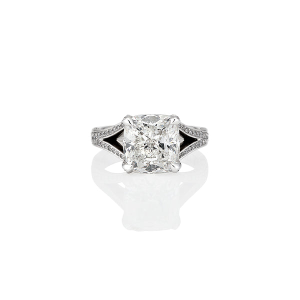 5.01CT CUSHION CUT DIAMOND RING IN PLATINUM (Image 1)