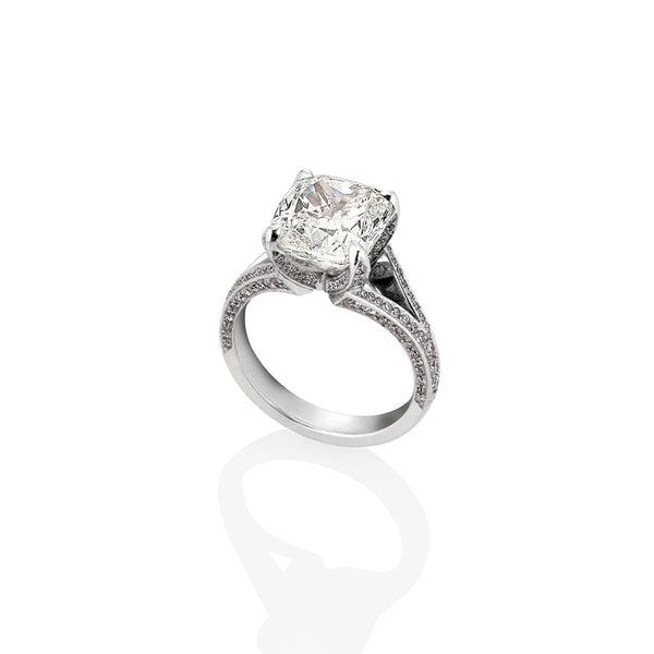 5.01CT CUSHION CUT DIAMOND RING IN PLATINUM (Image 2)