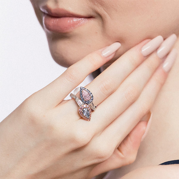 18CT WHITE GOLD AND ROSE GOLD FANCY PINK AND FANCY BLUE PEAR SHAPED DIAMOND RING (Image 4)
