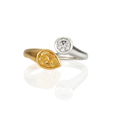 18CT WHITE AND YELLOW GOLD ARGYLE YELLOW AND ARGYLE WHITE DIAMOND RING