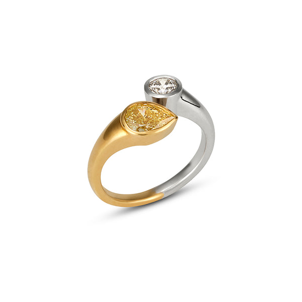 18CT WHITE AND YELLOW GOLD ARGYLE YELLOW AND ARGYLE WHITE DIAMOND RING (Image 2)