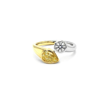 18CT WHITE AND YELLOW GOLD ARGYLE YELLOW AND ARGYLE WHITE DIAMOND RING