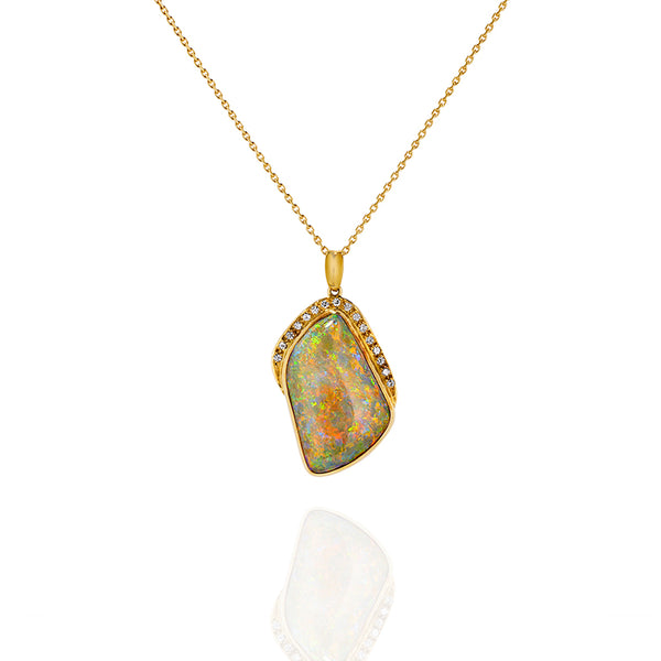 18ct YELLOW GOLD WHITE OPAL & DIAMOND PENDANT (Image 1)