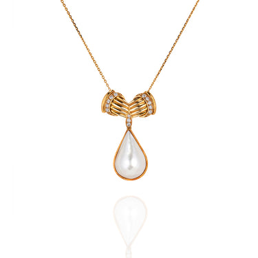 18CT YELLOW GOLD MABE PEARL AND DIAMOND PENDANT