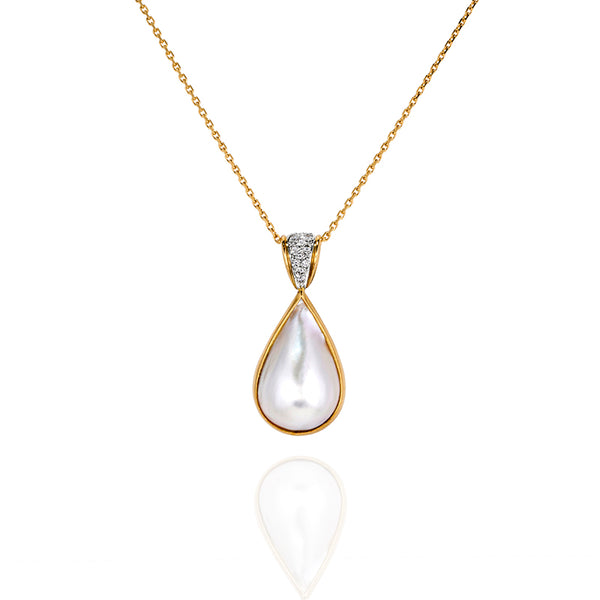18CT YELLOW GOLD AND WHITE GOLD MABE PEARL AND DIAMOND PENDANT (Image 1)