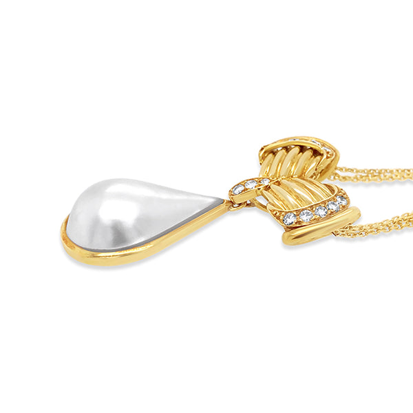 18CT YELLOW GOLD MABE PEARL AND DIAMOND PENDANT (Image 2)