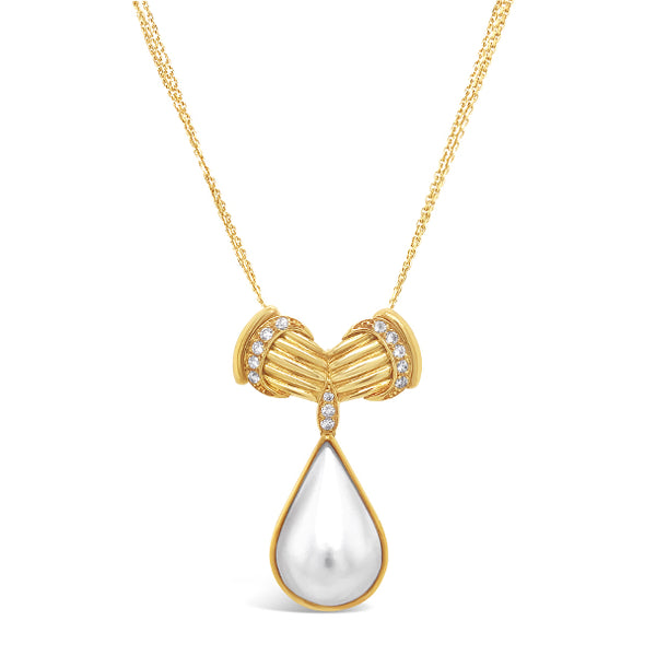 18CT YELLOW GOLD MABE PEARL AND DIAMOND PENDANT (Image 1)