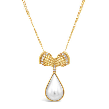 18CT YELLOW GOLD MABE PEARL AND DIAMOND PENDANT