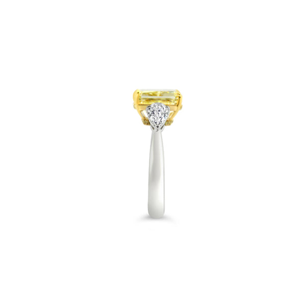 4.02CT RADIANT CUT FANCY YELLOW AND PEAR CUT WHITE DIAMOND RING (Image 4)